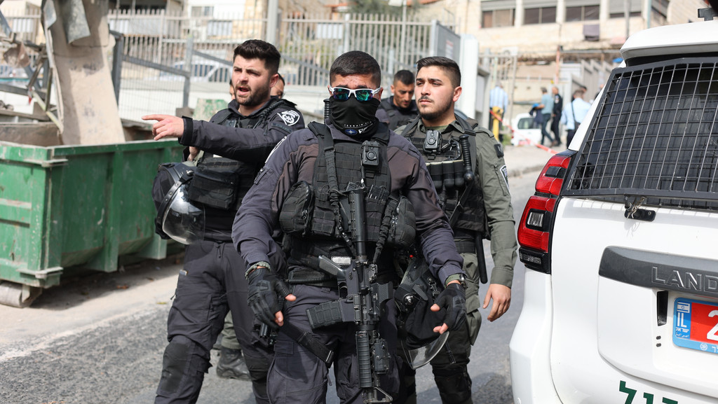 Police officers close the area of a shooting attack near a synagogue in East of Jerusalem. | Bild: picture alliance/dpa | Ilia Yefimovich Police officers close the area of a shooting attack near a synagogue in East of Jerusalem.