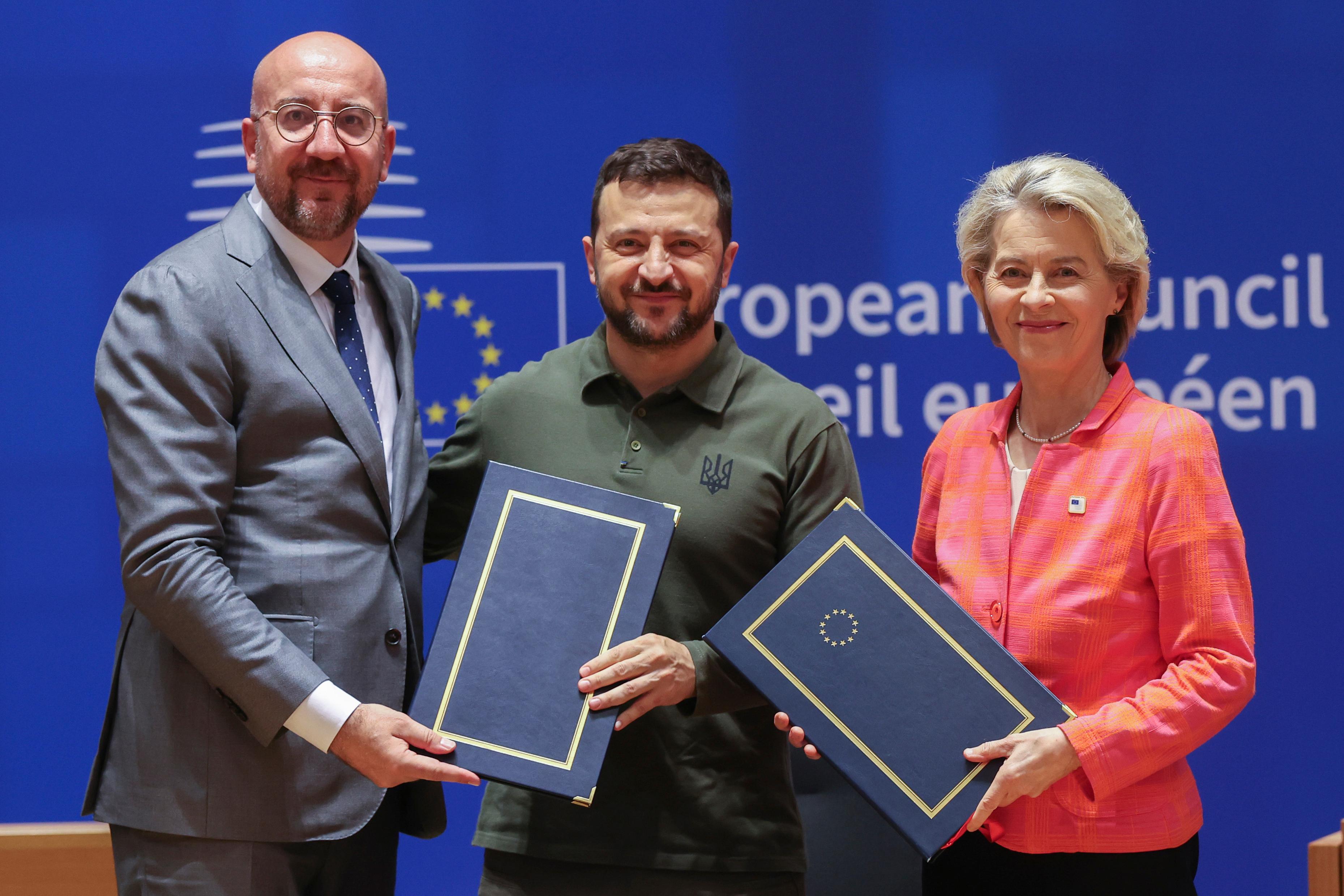 Charles Michel (l.), Wolodymyr Selenskyj und Ursula von der Leyen