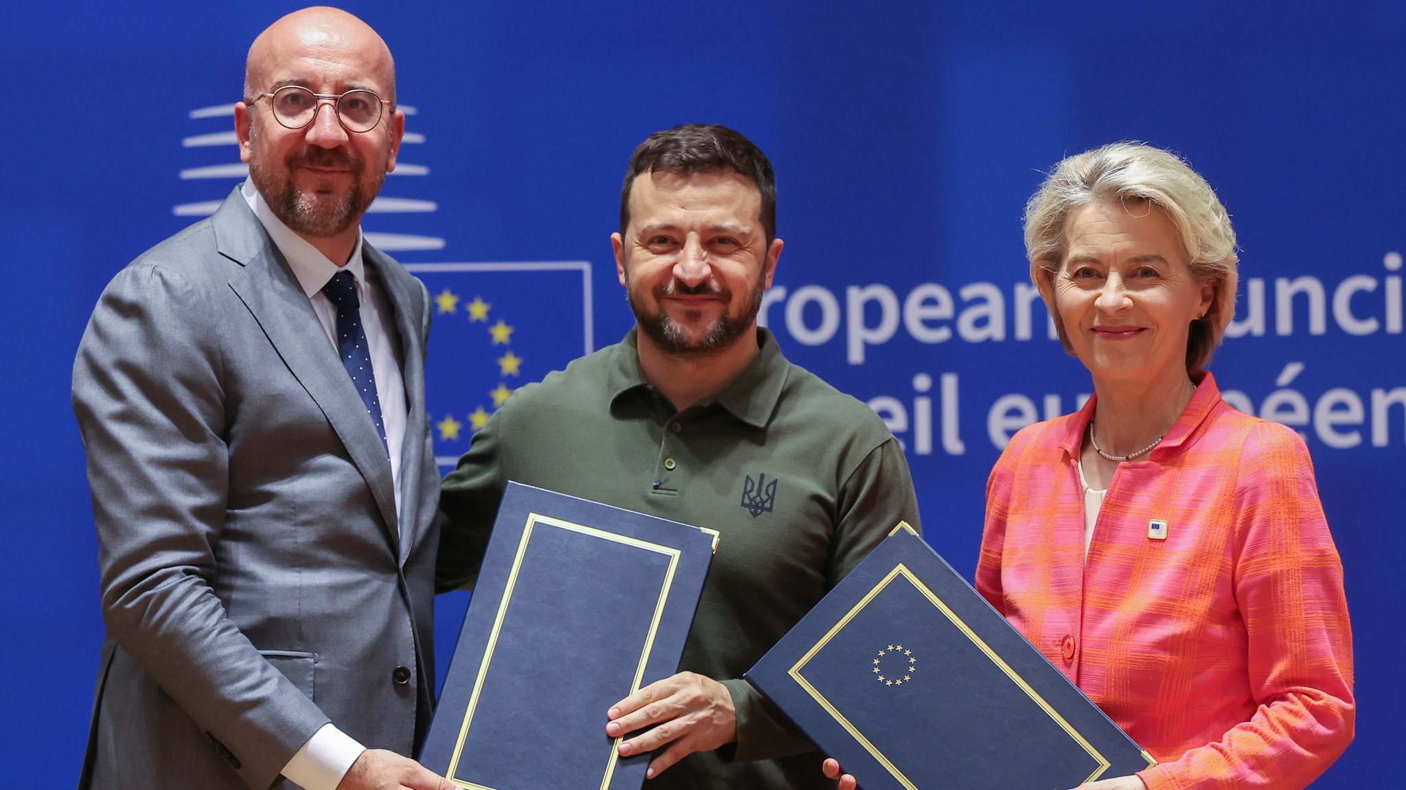 Charles Michel (l.), Wolodymyr Selenskyj und Ursula von der Leyen