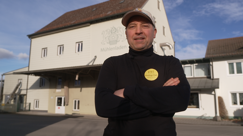 Thomas Straubinger vor der Straubinger Mühle | Bild: BR Thomas Straubinger vor der Straubinger Mühle