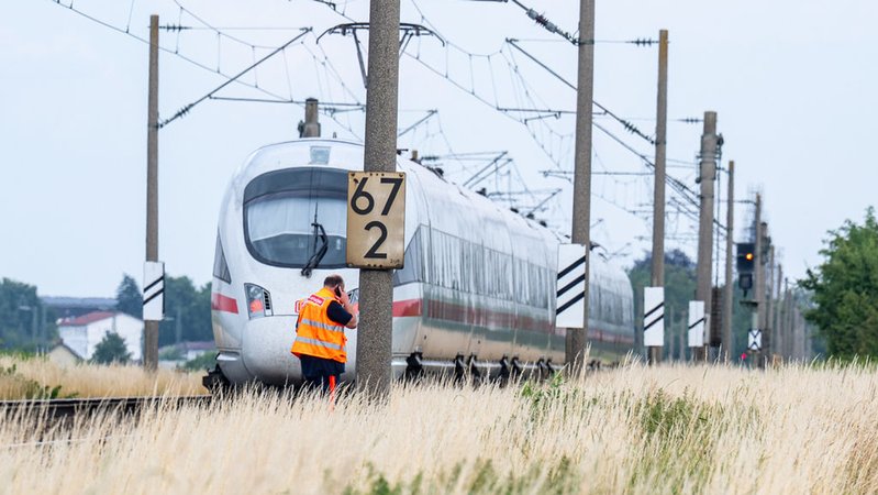 Der ICE, in dem ein Mann in Niederbayern mehrere Passagiere angegriffen hat, steht auf der Strecke. Die Fahrt wurde angehalten. | Bild: dpa-Bildfunk/Armin Weigel Der ICE, in dem ein Mann in Niederbayern mehrere Passagiere angegriffen hat, steht auf der Strecke. Die Fahrt wurde angehalten.
