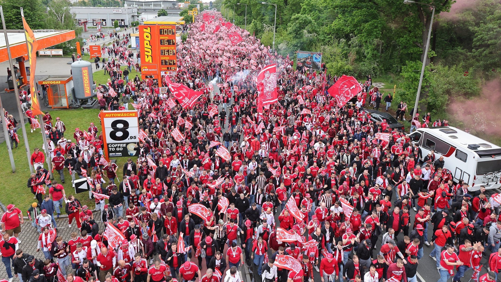 Fanmarsch zum 125. Geburtstag des 1. FC Nürnberg | Bild: picture-alliance/dpa Fanmarsch zum 125. Geburtstag des 1. FC Nürnberg