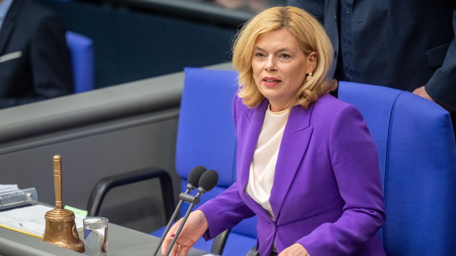 Die eiserne Lady: Bundestagspräsidentin Klöckner greift durch | BR24