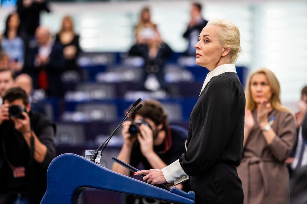 28.02.2024, Frankreich, Straßburg: Julia Nawalnaja, Witwe von Alexey Nawalny, steht im Plenarsaal des Europäischen Parlaments und spricht. Der russische Oppositionelle Alexey Nawalny ist diesen Monat in russischer Gefangenschaft verstorben. Foto: Philipp von Ditfurth/dpa +++ dpa-Bildfunk +++