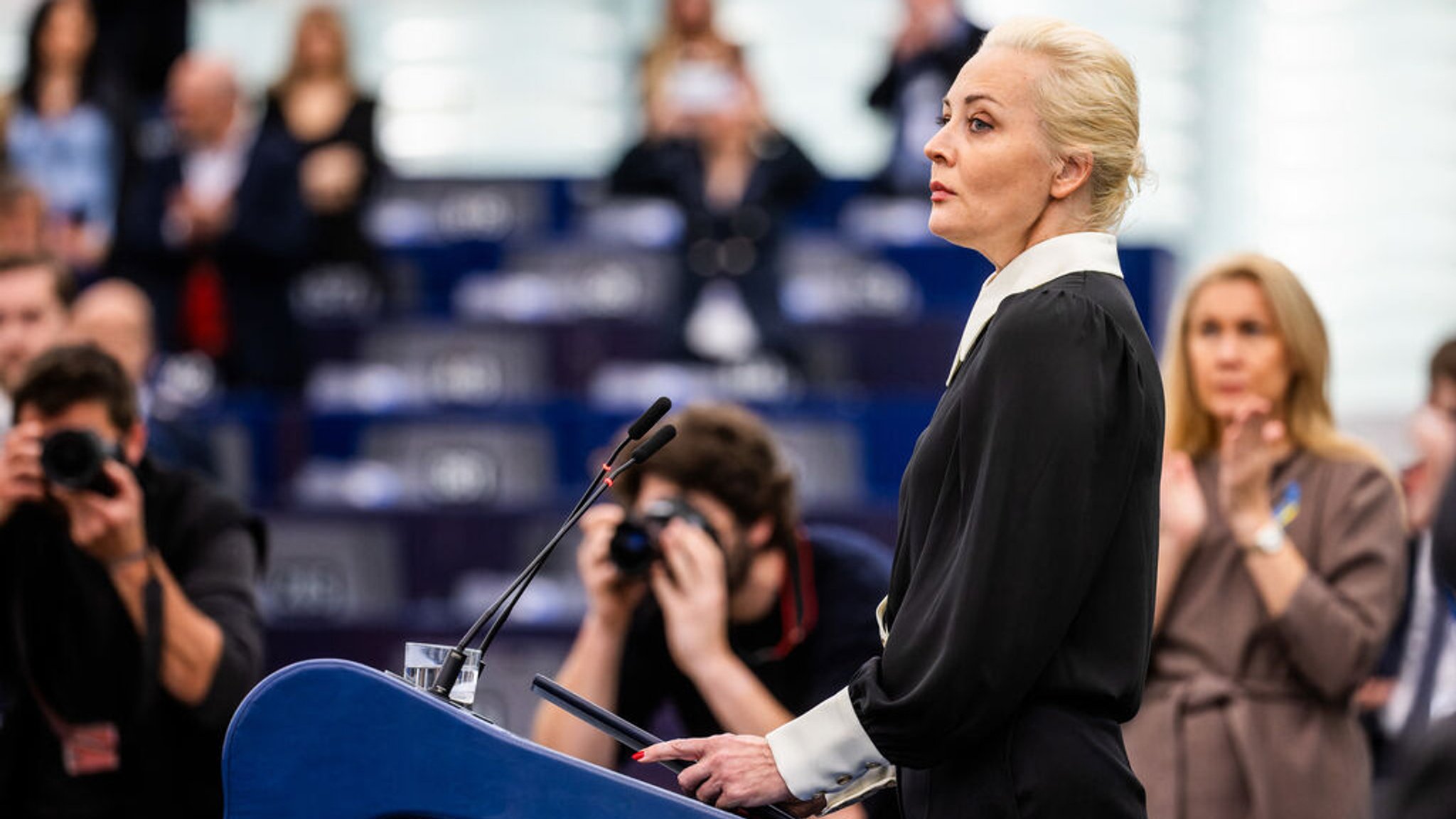 28.02.2024, Frankreich, Straßburg: Julia Nawalnaja, Witwe von Alexey Nawalny, steht im Plenarsaal des Europäischen Parlaments und spricht. Der russische Oppositionelle Alexey Nawalny ist diesen Monat in russischer Gefangenschaft verstorben. Foto: Philipp von Ditfurth/dpa +++ dpa-Bildfunk +++