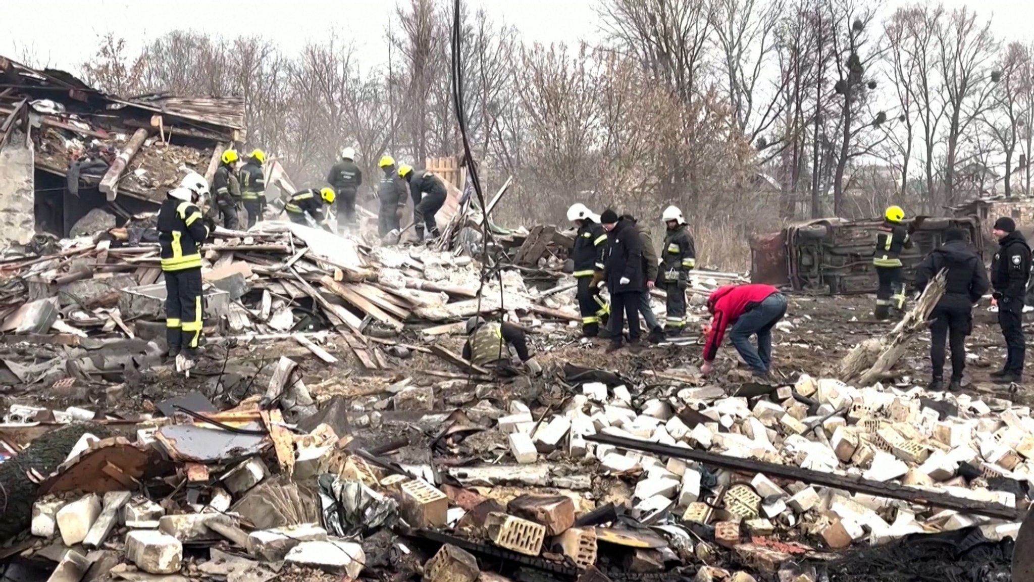 Die Menschen in der Ukraine haben wieder eine schwere Angriffswelle von russischen Drohnen und Raketen erlebt. Im ganzen Land wurde Luftalarm ausgelöst. Aus vielen Regionen wurden Explosionen gemeldet, auch in Kiew und anderen Großstädten.