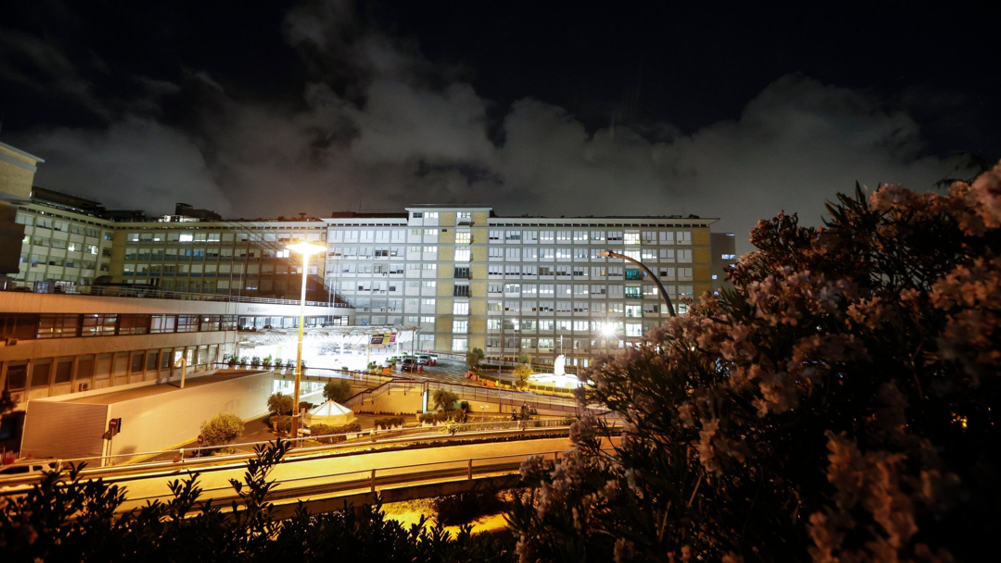 Italien, Rom: Ein Blick bei Nacht auf die Gemelli-Poliklinik in Rom, wo Papst Franziskus für eine geplante Operation im Krankenhaus liegt.