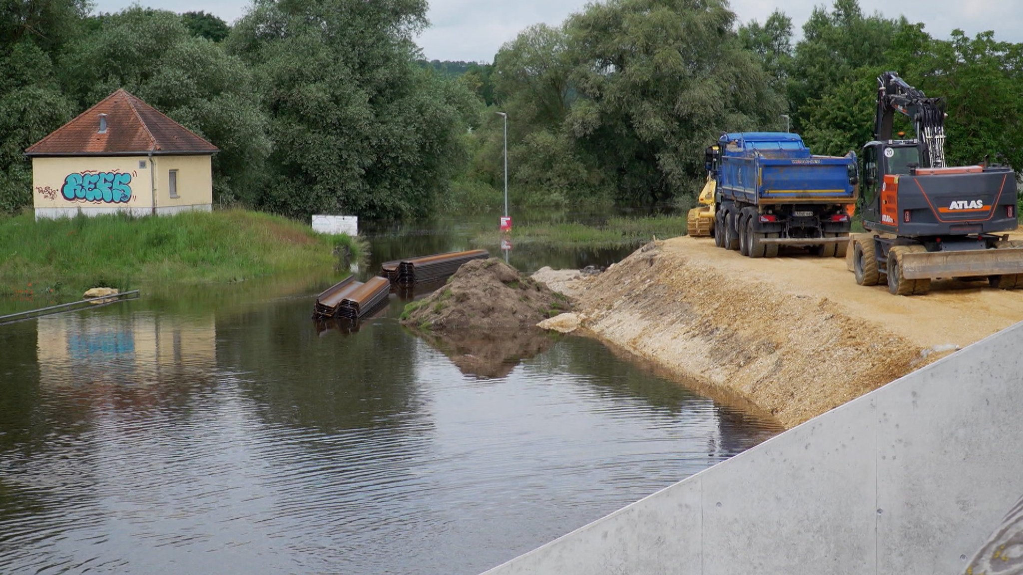 Arbeiten für Hochwasserschutz an einem Fluss