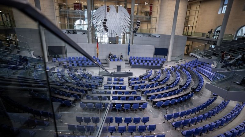 Auf dem Bild ist der leere Bundestag zu sehen.