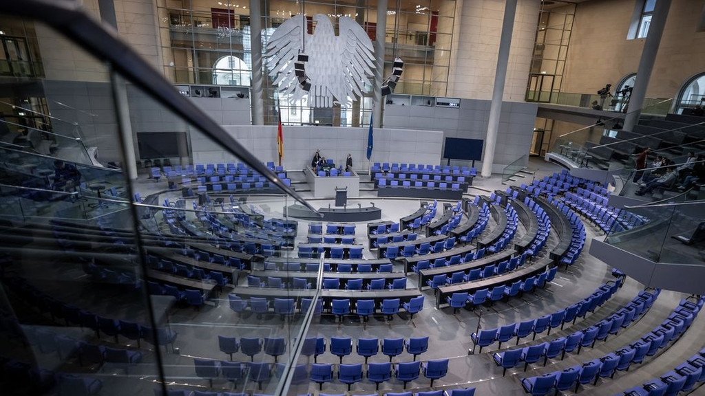 Auf dem Bild ist der leere Bundestag zu sehen.