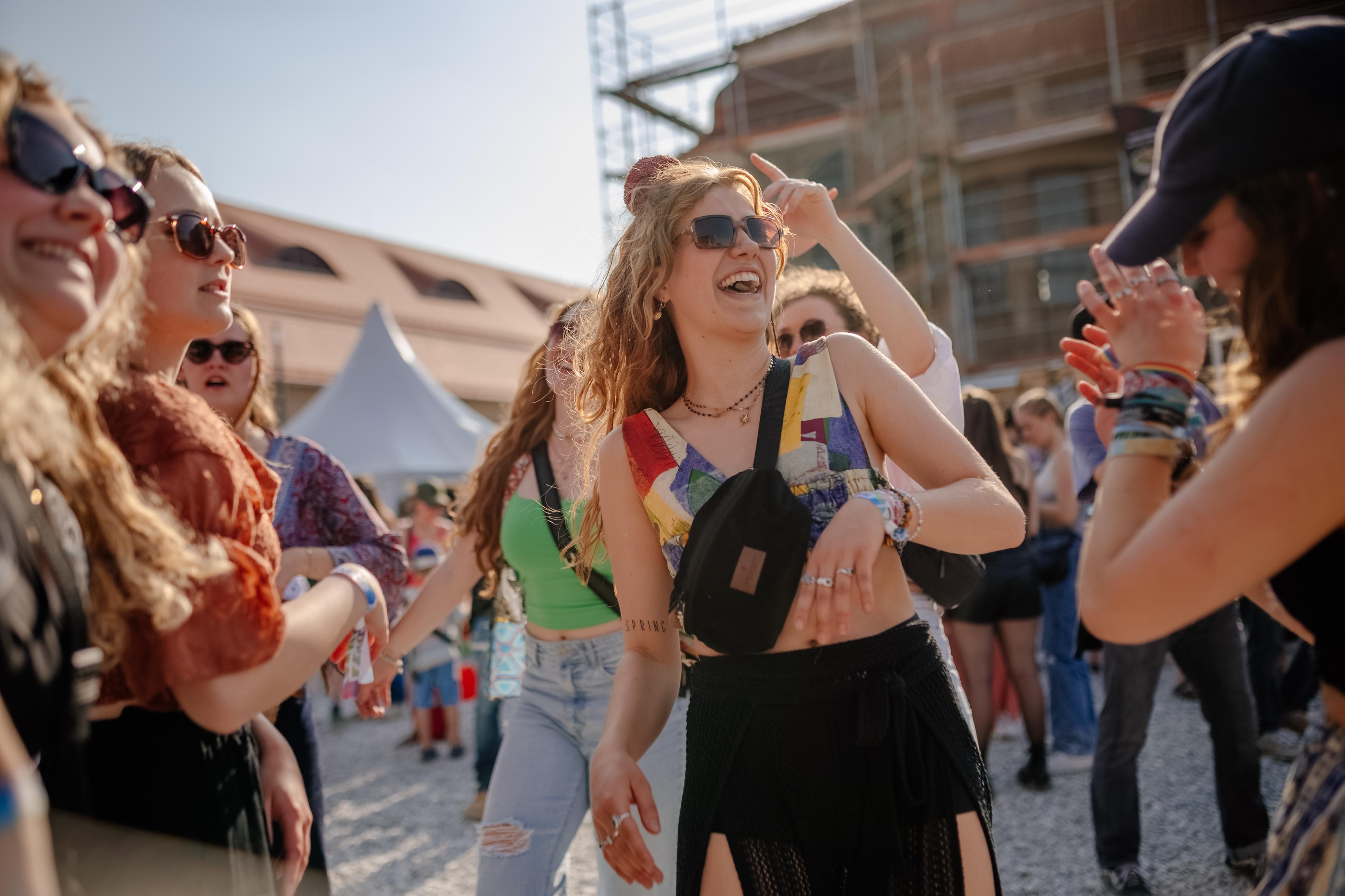 Tanzende Frauen auf dem Modular Festival.
