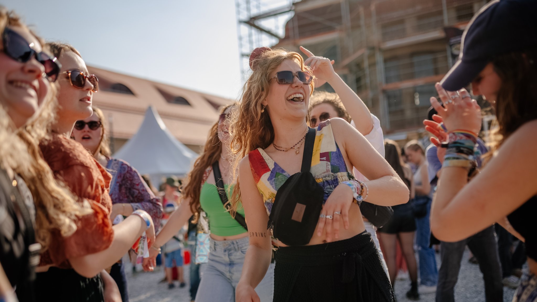 Tanzende Frauen auf dem Modular Festival.