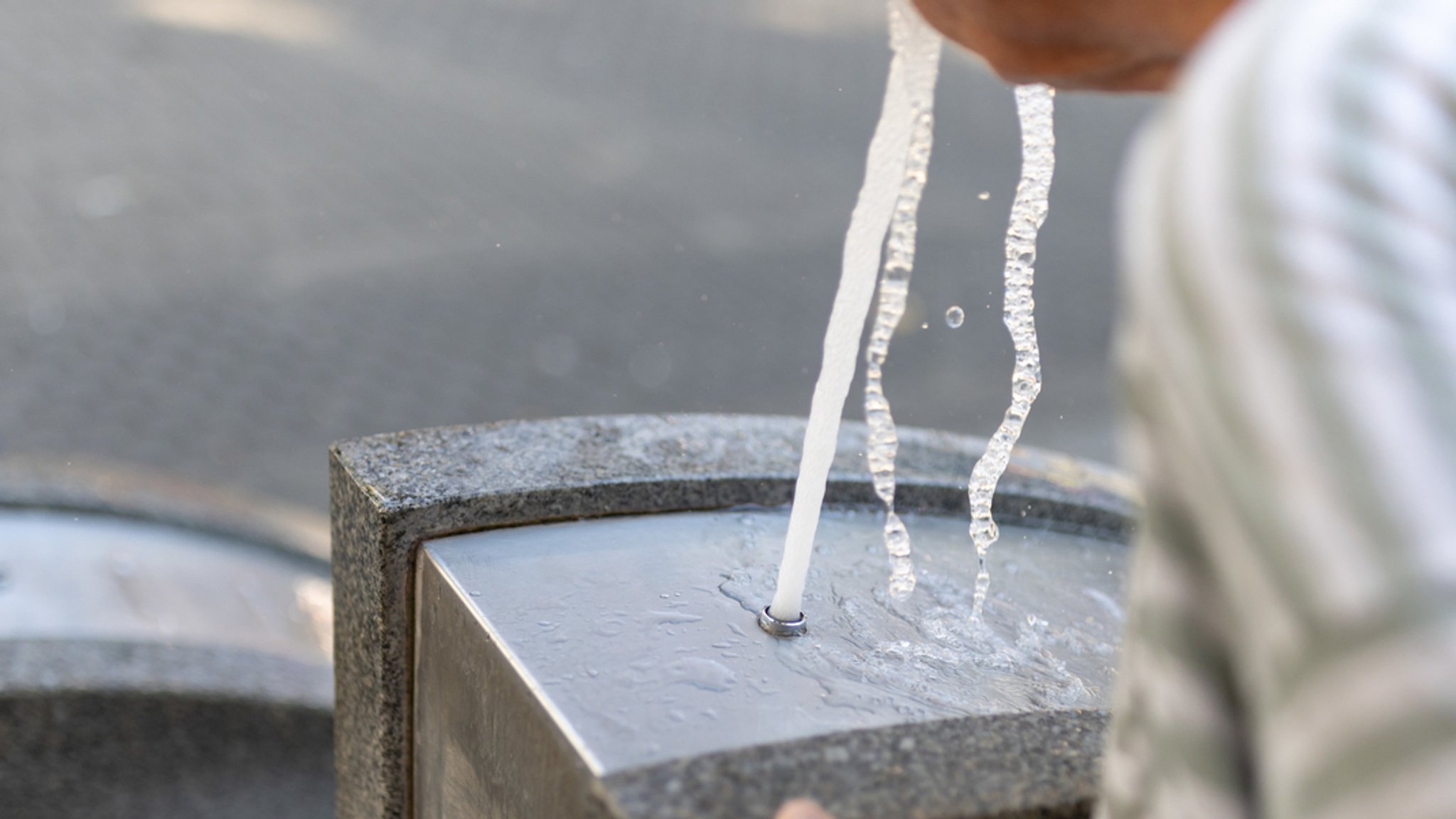 Nürnberg: Wasser steigt aus Trinkwasserbrunnen in der Innenstadt.