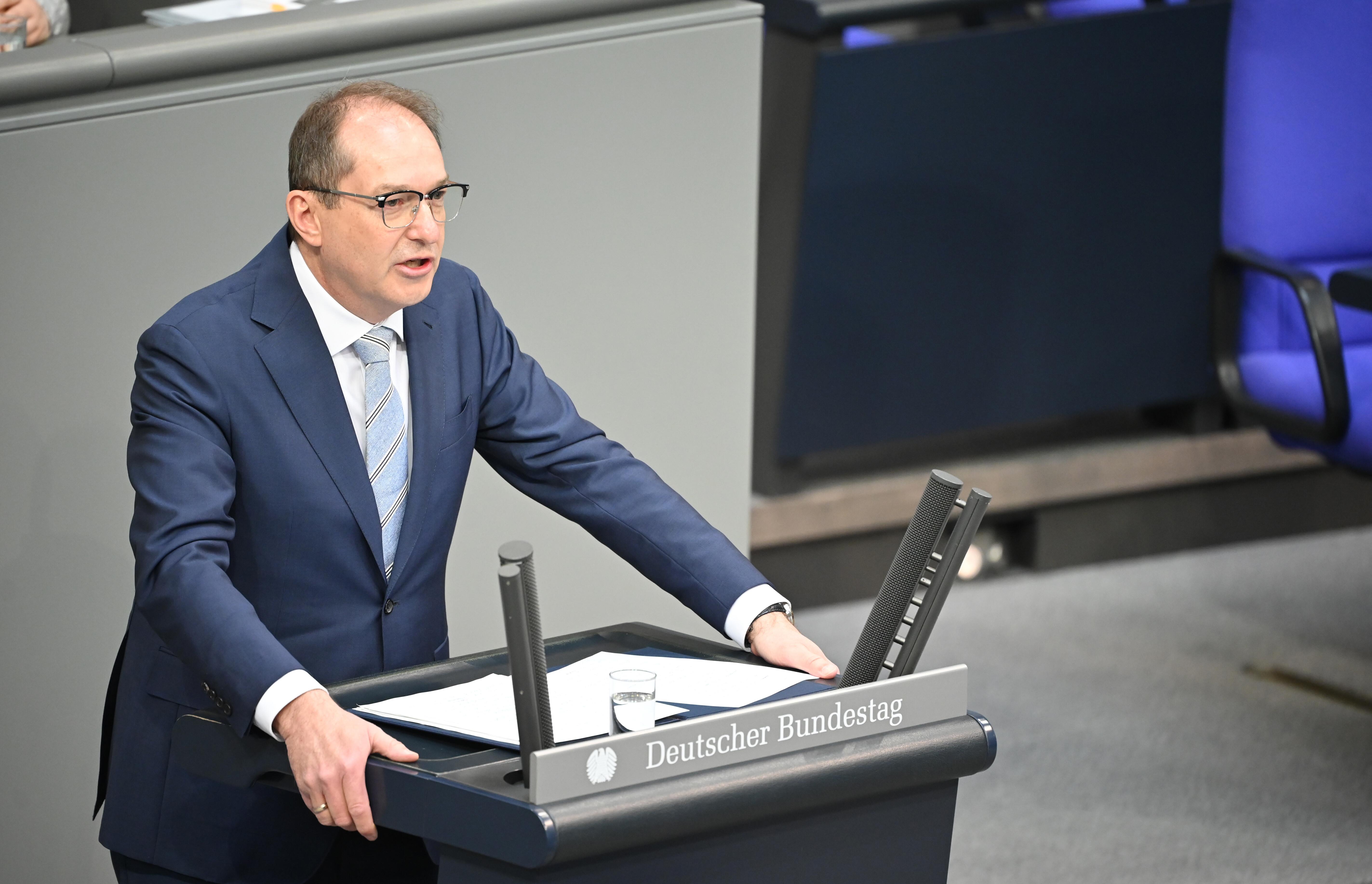 Alexander Dobrindt (CSU), Bundesinnenminister, spricht im Plenarsaal im Bundestag zu den Abgeordneten.