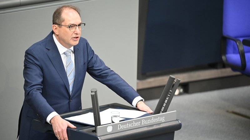 Alexander Dobrindt (CSU), Bundesinnenminister, spricht im Plenarsaal im Bundestag zu den Abgeordneten. | Bild: picture alliance/dpa | Katharina Kausche Alexander Dobrindt (CSU), Bundesinnenminister, spricht im Plenarsaal im Bundestag zu den Abgeordneten.