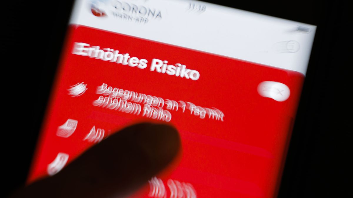 Die Corona Warn App zeigt auf einem Smartphone den Schriftzug Erhoehtes Risiko an.
