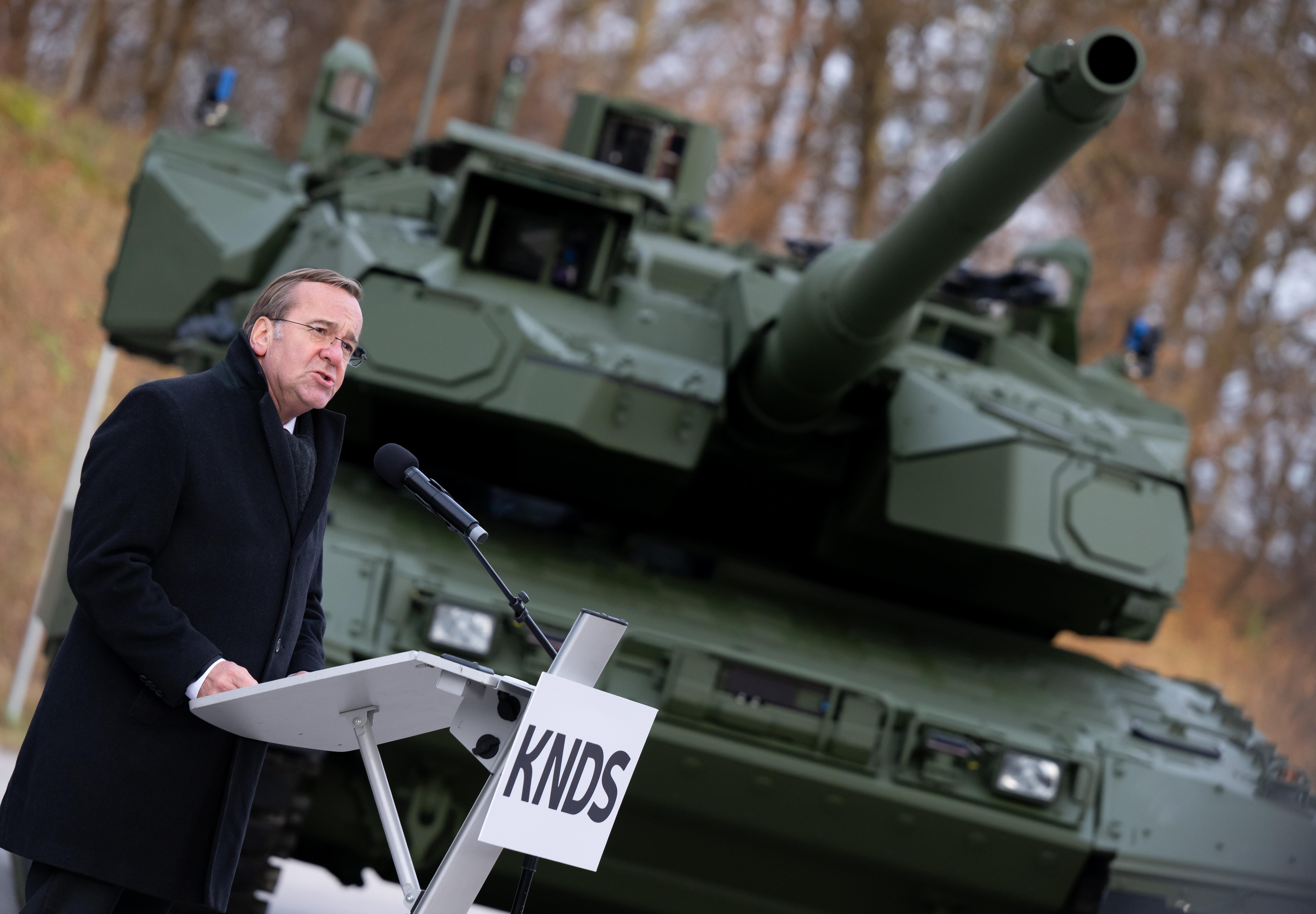 Verteidigungsminister Boris Pistorius (SPD) vor dem neuen Kampfpanzer Leopard 2A8