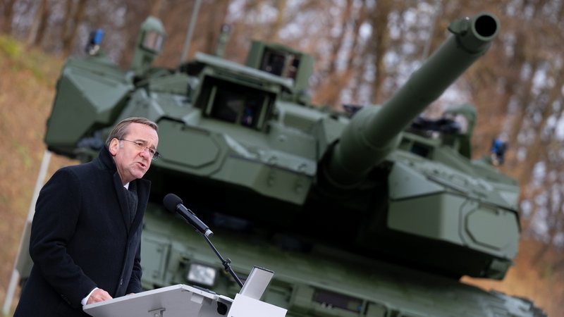 Verteidigungsminister Boris Pistorius (SPD) vor dem neuen Kampfpanzer Leopard 2A8 | Bild: picture alliance/dpa | Sven Hoppe Verteidigungsminister Boris Pistorius (SPD) vor dem neuen Kampfpanzer Leopard 2A8