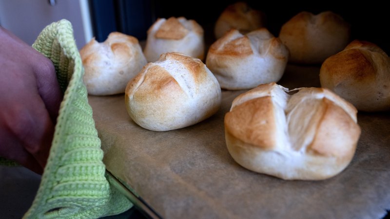 Eine Frau hält in einer Küche ein frisch gebackenes Aufbackbrötchen auf einem Ofenrost in der Hand. Einige Lebensmittel enthalten «versteckten» Alkohol - Verbraucherschützer fordern eine klarere Kennzeichnung. | Bild: picture alliance/dpa | Sven Hoppe Eine Frau hält in einer Küche ein frisch gebackenes Aufbackbrötchen auf einem Ofenrost in der Hand. Einige Lebensmittel enthalten «versteckten» Alkohol - Verbraucherschützer fordern eine klarere Kennzeichnung.
