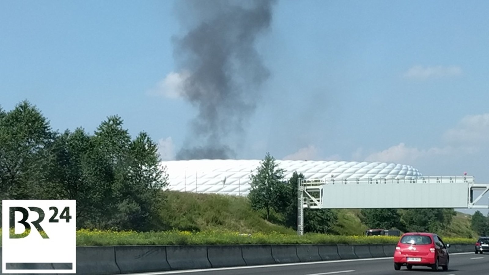 Bild: Rauch über dem Fröttmaninger Fußballstadion.