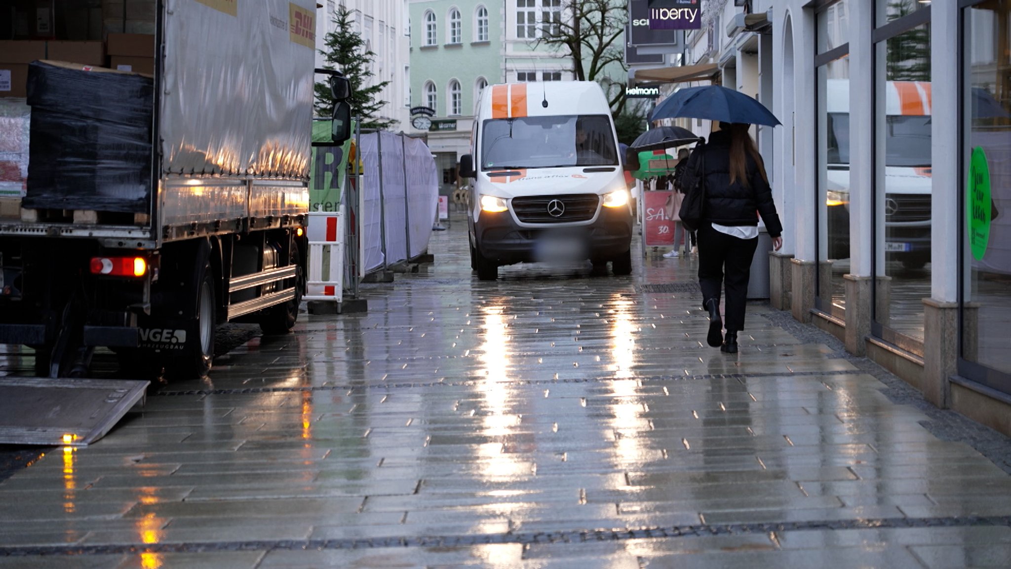 Nach dem tödlichen Lkw-Unfall vor gut einer Woche steht Passau immer noch unter Schock. Während Kritiker weniger Lieferverkehr in der Innenstadt fordern, stehen Lkw-Fahrer täglich vor großen Herausforderungen: unfallfrei durch den Verkehr zu kommen.