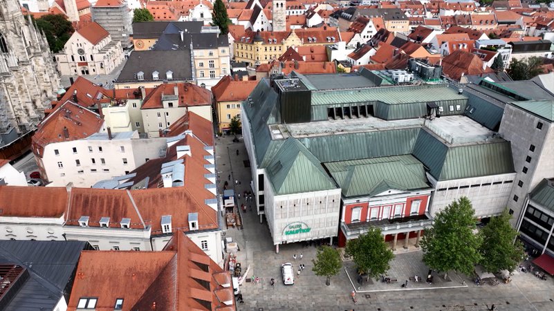 Die Stadt Regensburg geht gegen Pläne für ein mögliches islamisches Kultur- und Einkaufs-Zentrum im ehemaligen Galeria-Kaufhof-Gebäude vor. | Bild: Bayerischer Rundfunk 2025 Die Stadt Regensburg geht gegen Pläne für ein mögliches islamisches Kultur- und Einkaufs-Zentrum im ehemaligen Galeria-Kaufhof-Gebäude vor.