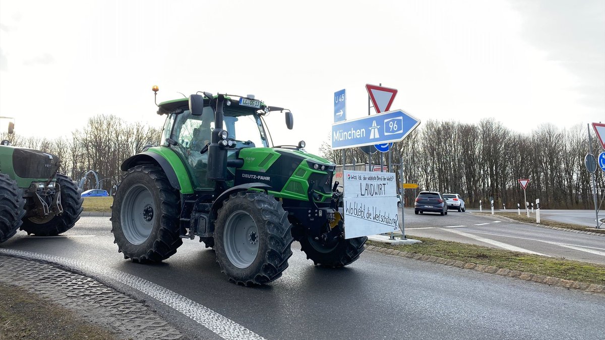 Protest an Autobahnen: Bauern rücken mit Traktoren an