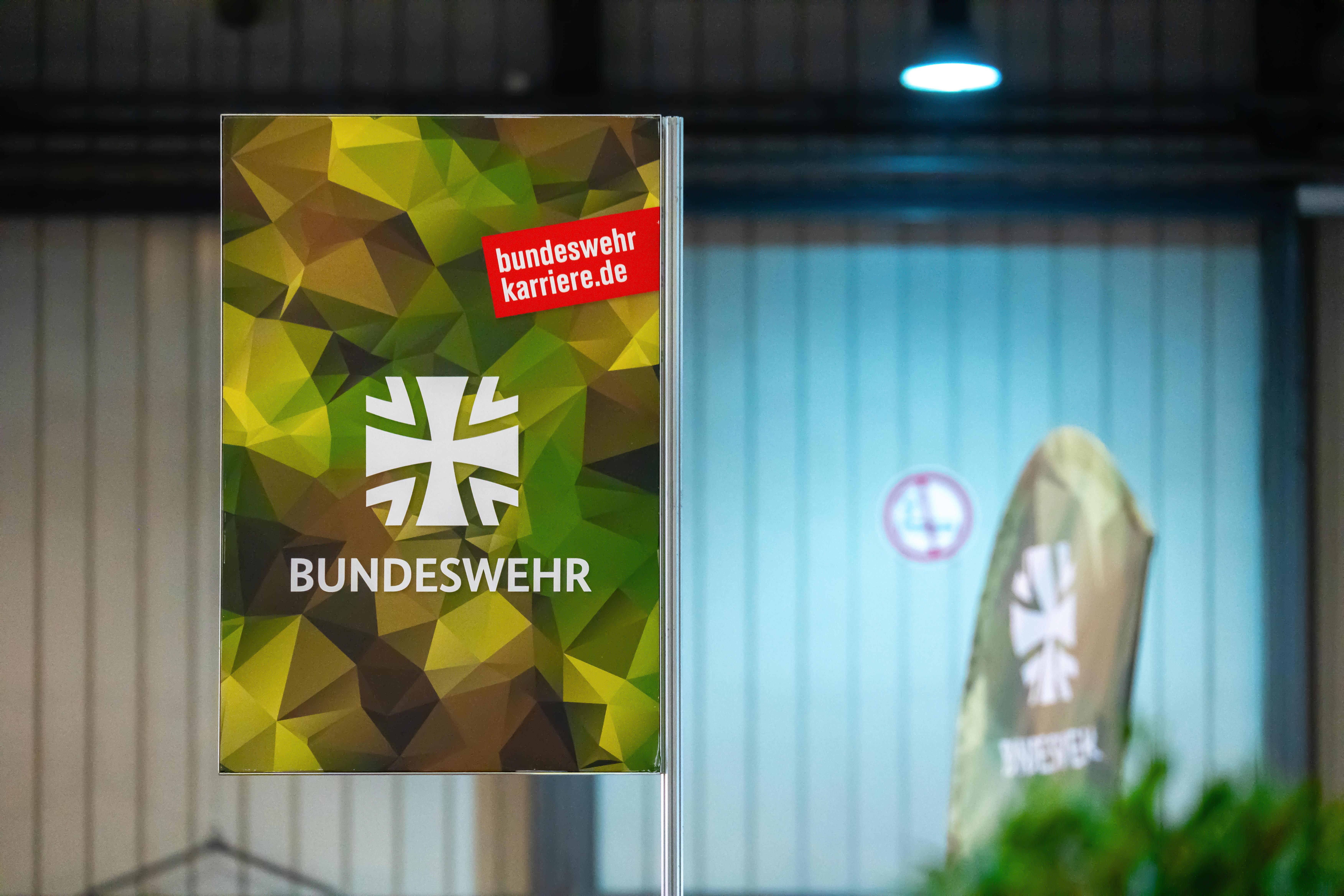 ARCHIV (07.03.2025): Bundeswehr-Rekrutierungsplakat mit Tarnmuster-Design als Teil eines Infostands. Auf der Afair-Messe in Augsburg.