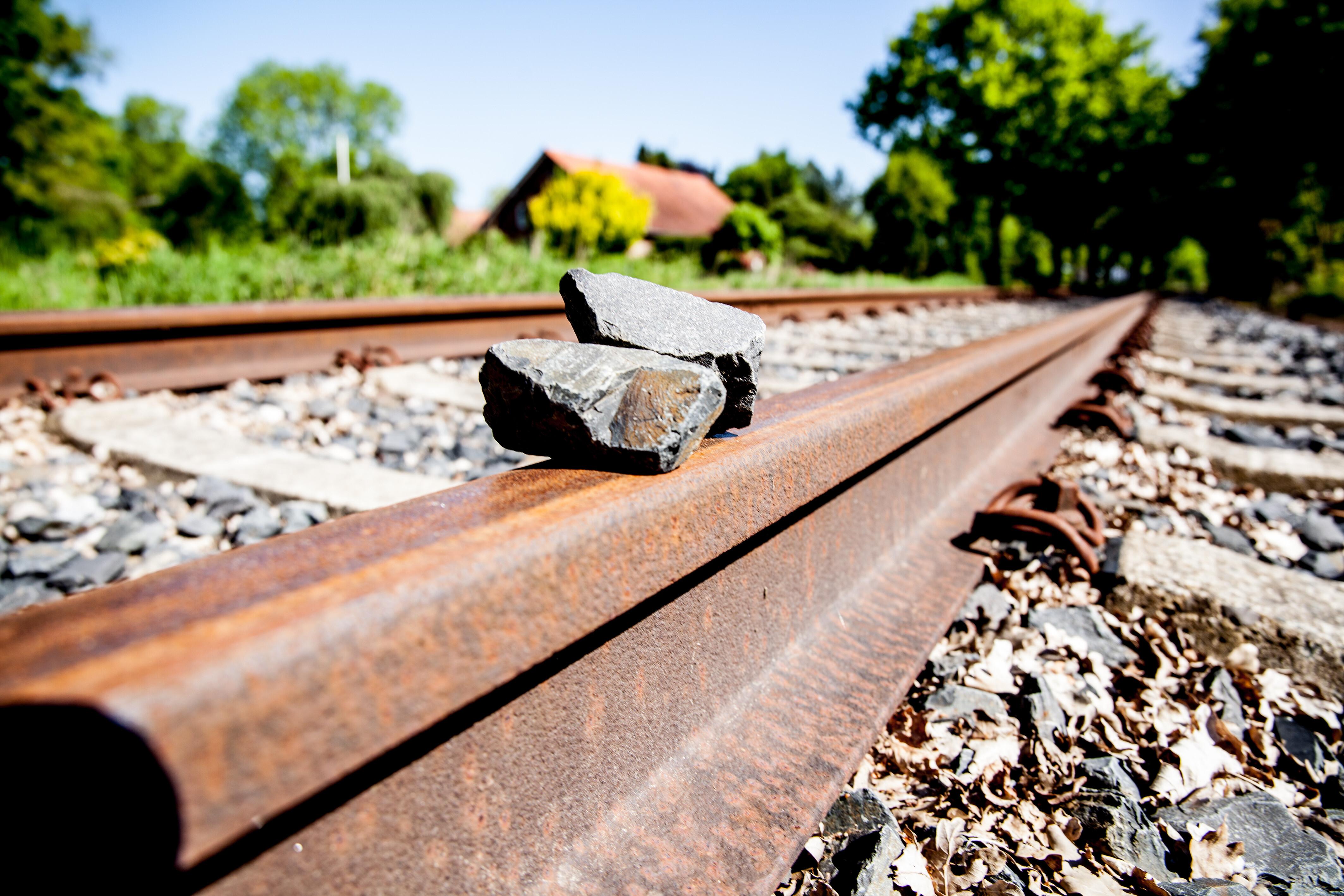 Archivbild: 31. Mai 2021: Auf den Gleisen einer Bahnstrecke der Deutschen Bundesbahn liegen auf den Schienen Steine.