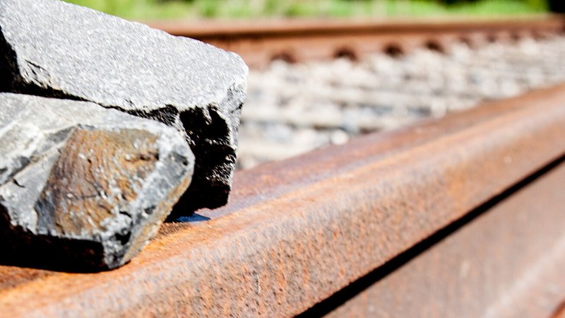 Archivbild: 31. Mai 2021: Auf den Gleisen einer Bahnstrecke der Deutschen Bundesbahn liegen auf den Schienen Steine. | Bild: picture alliance / Fotostand | Fotostand / K. Schmitt Archivbild: 31. Mai 2021: Auf den Gleisen einer Bahnstrecke der Deutschen Bundesbahn liegen auf den Schienen Steine.