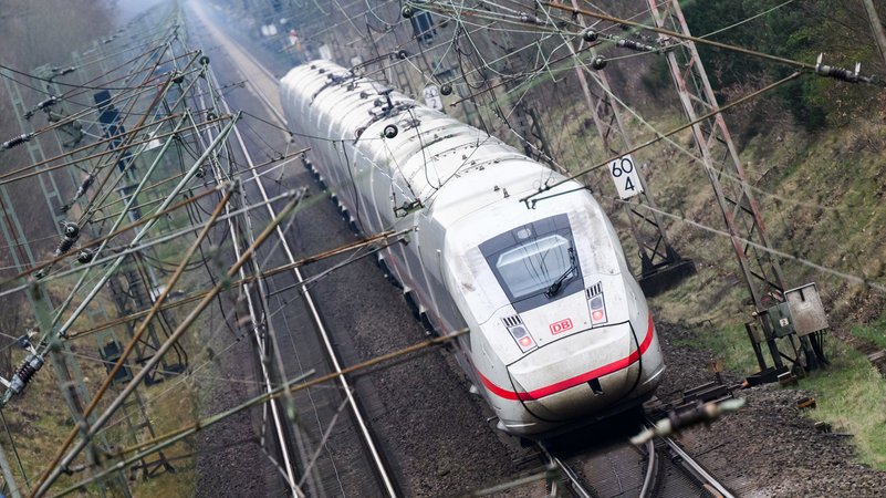 Ein ICE fährt auf der Bahntrasse zwischen Hannover und Hamburg. | Bild: dpa-Bildfunk/Julian Stratenschulte Ein ICE fährt auf der Bahntrasse zwischen Hannover und Hamburg.