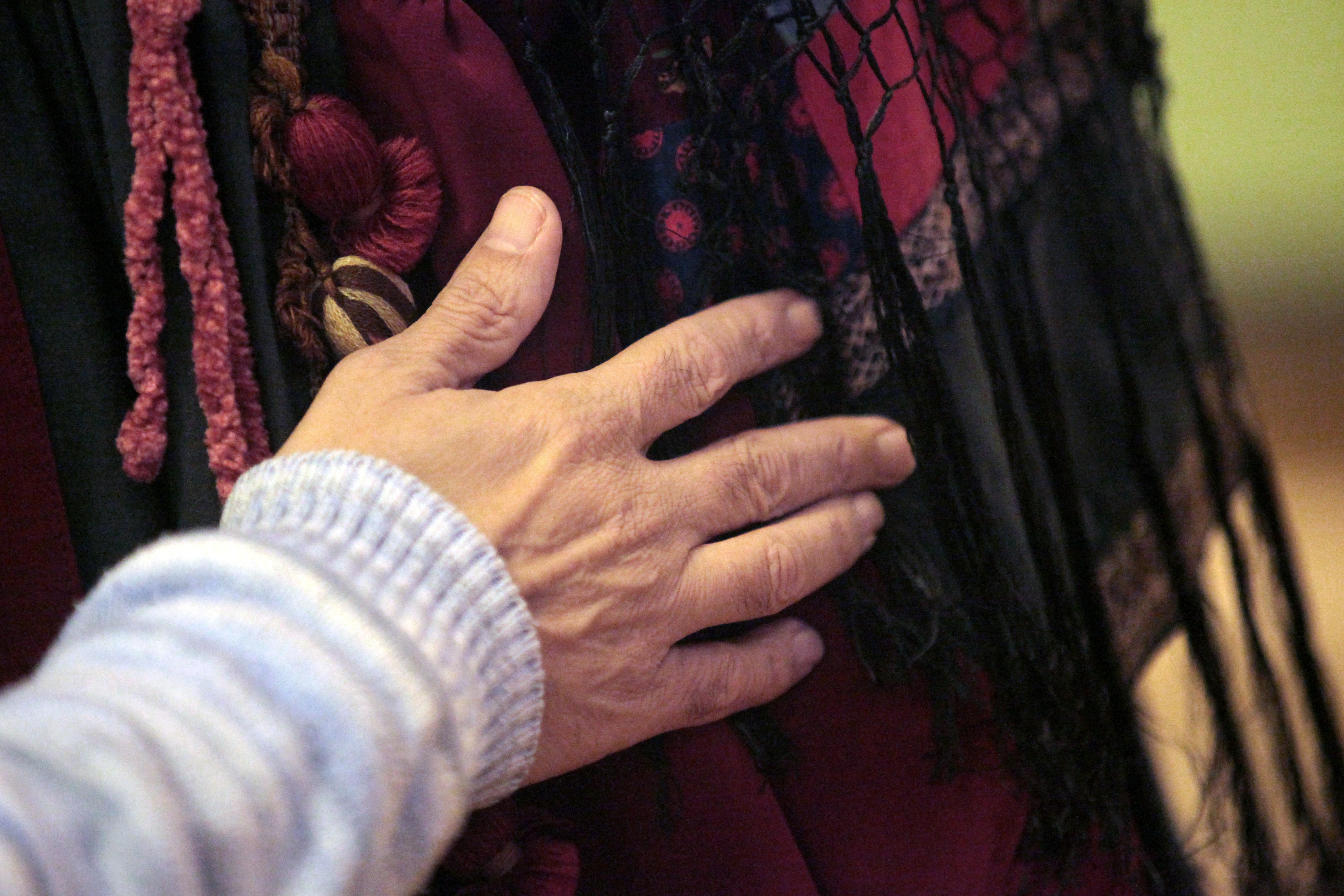 Ein Blinder ertastet ein Kostüm 