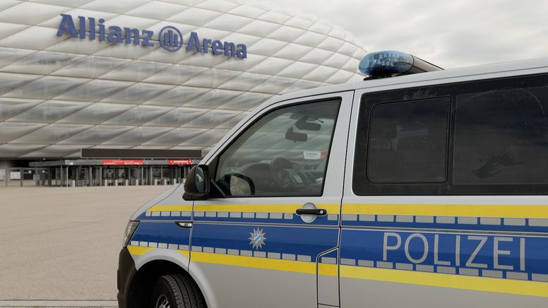 Polizeiauto vor der Allianz Arena in München | Bild:Frank Jordan/BR