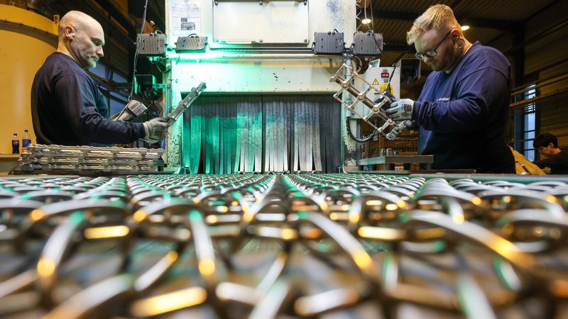 Arbeiter stellen Gussteile her | Bild: picture alliance/dpa | Jan Woitas Arbeiter stellen Gussteile her