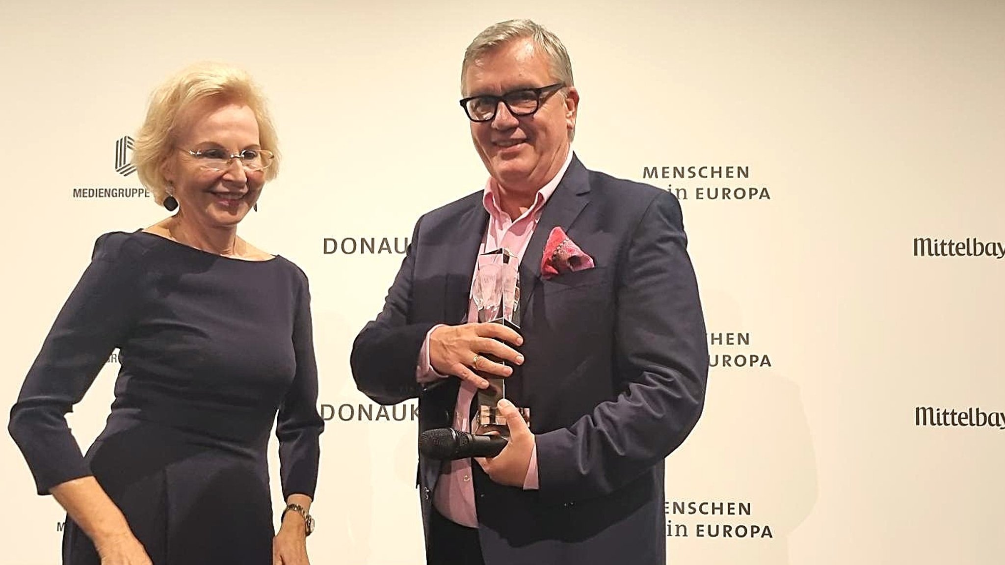 Hape Kerkeling mit dem "Menschen in Europa"-Award. Links Initiatorin und Verlegerin Angelika Diekmann.