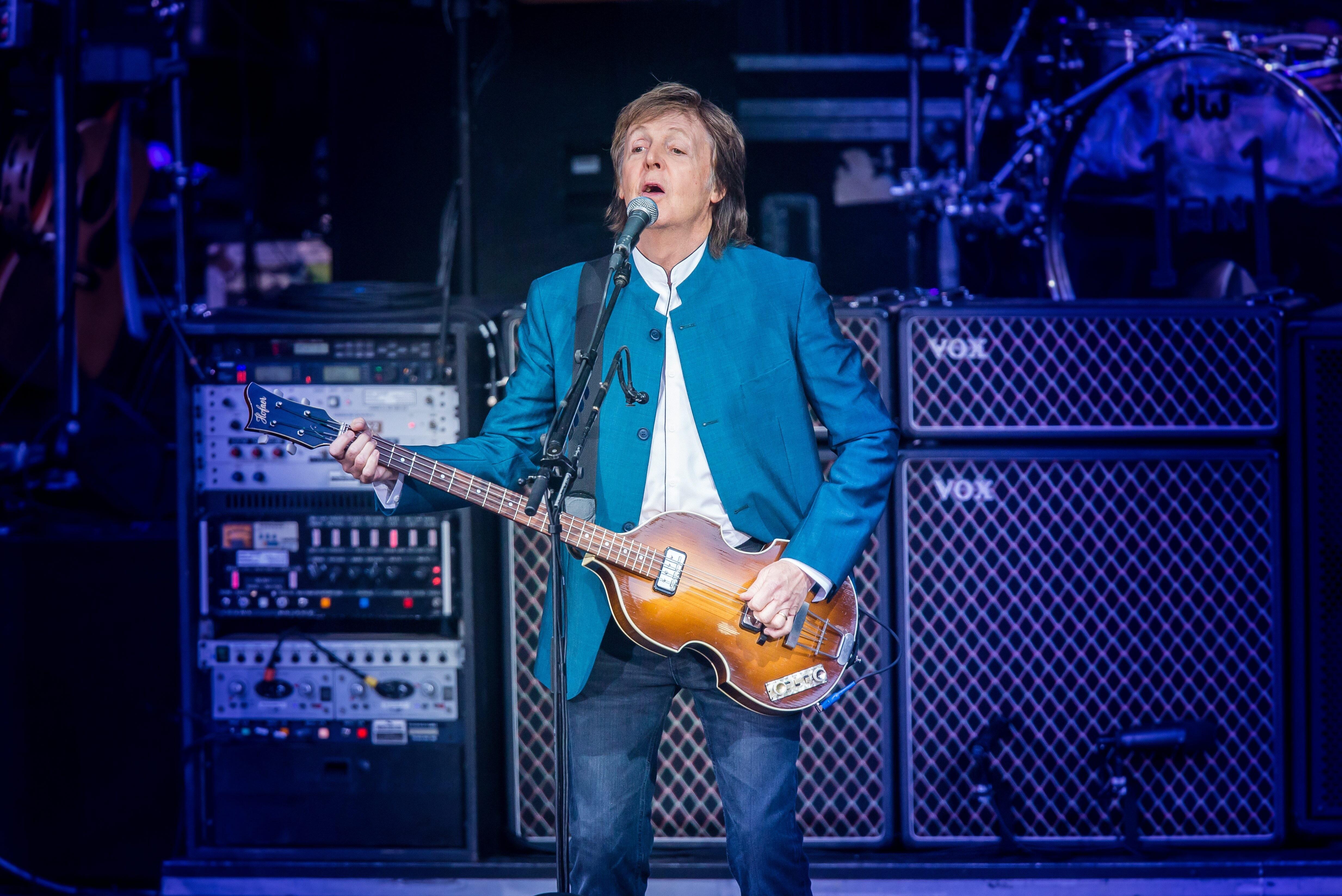 Paul McCartney mit dem legendären Beatle-Bass von Höfner aus Baiersdorf.