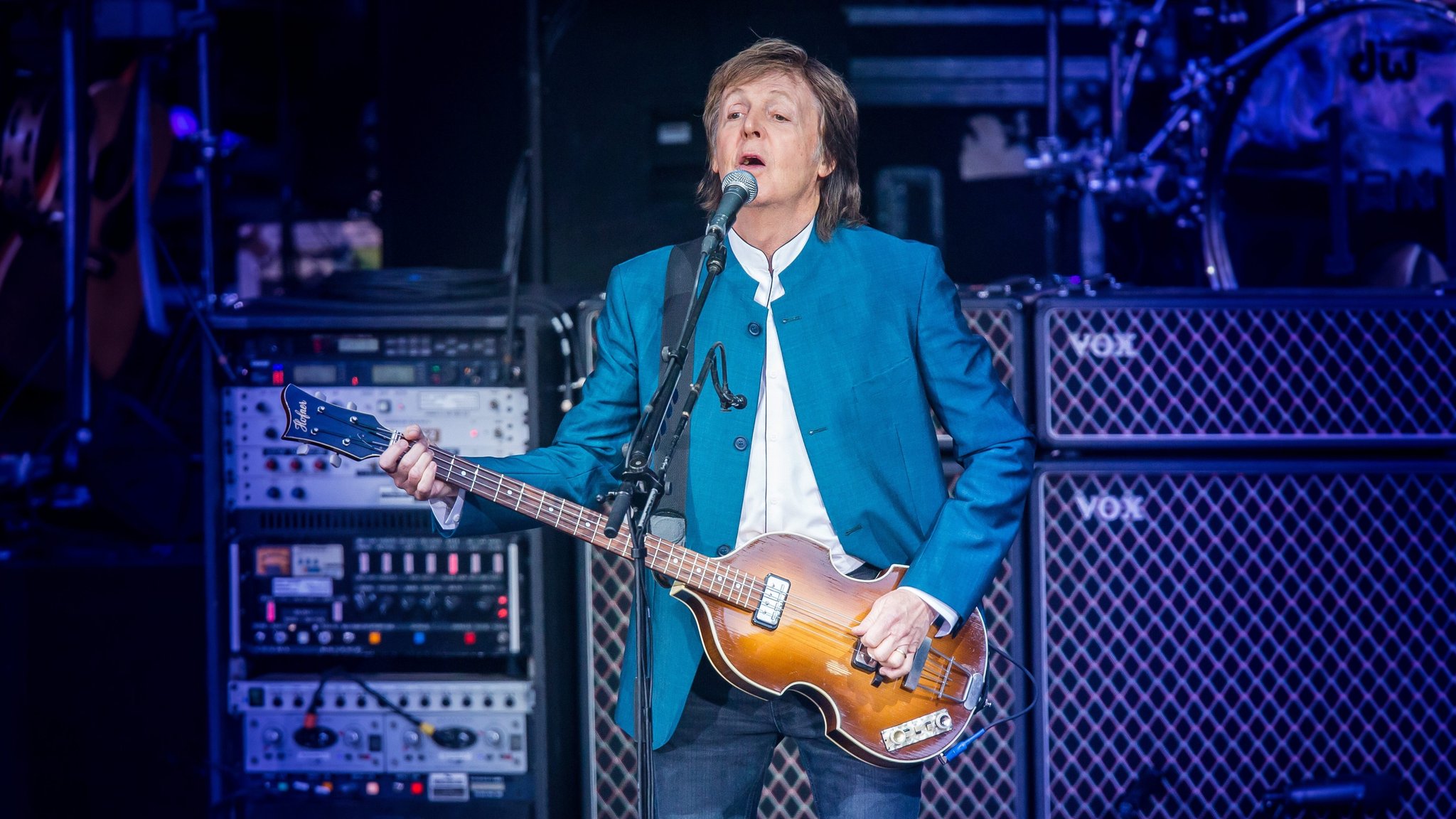 Paul McCartney mit dem legendären Beatle-Bass von Höfner aus Baiersdorf.