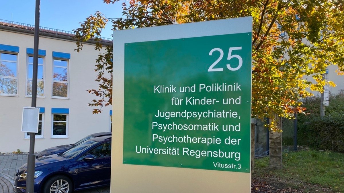 Ein Schild mit der Aufschrift Klinik und Poliklinik für Kinder- und Jugendpsychiatrie.