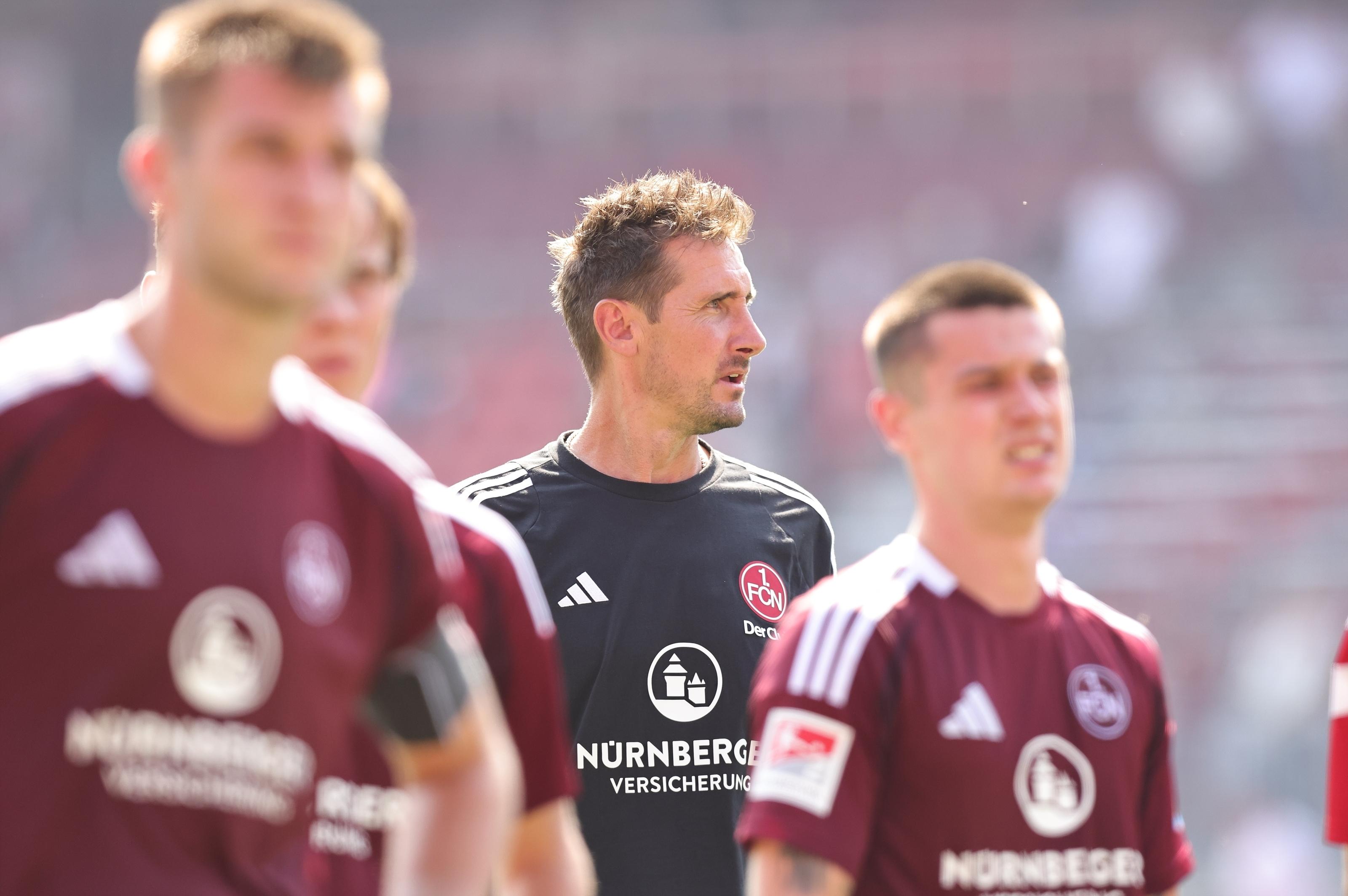 Trainer Miroslav Klose und Spieler des 1. FC Nürnberg