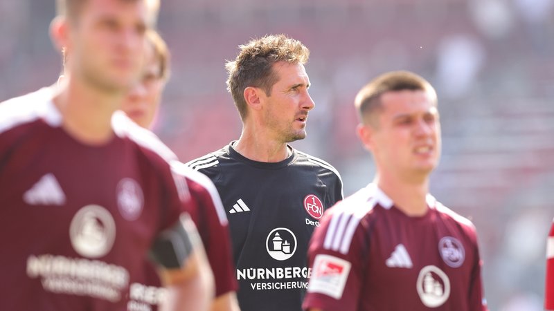 Trainer Miroslav Klose und Spieler des 1. FC Nürnberg | Bild: picture-alliance/dpa Trainer Miroslav Klose und Spieler des 1. FC Nürnberg