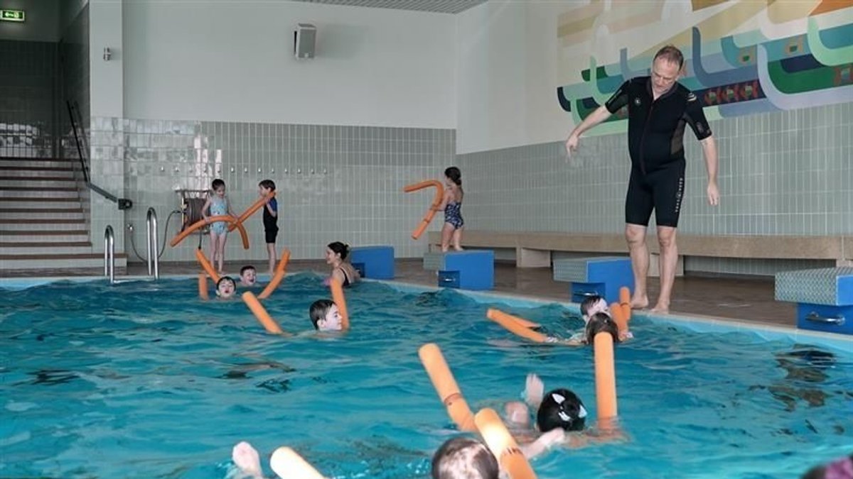 Schwimmkurs mit Kindern im Hallenbad in Asbach-Bäumenheim, Landkeis Donau-Ries