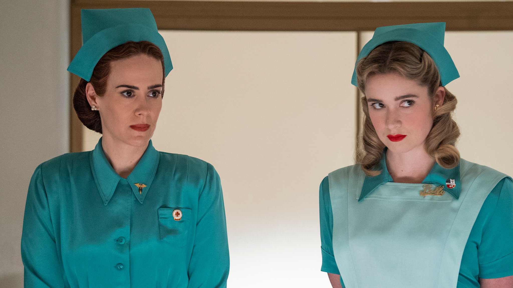 Sarah Paulson als Mildred Ratched und Alice Englert als Schwester Dolly in der Serie "Ratched"