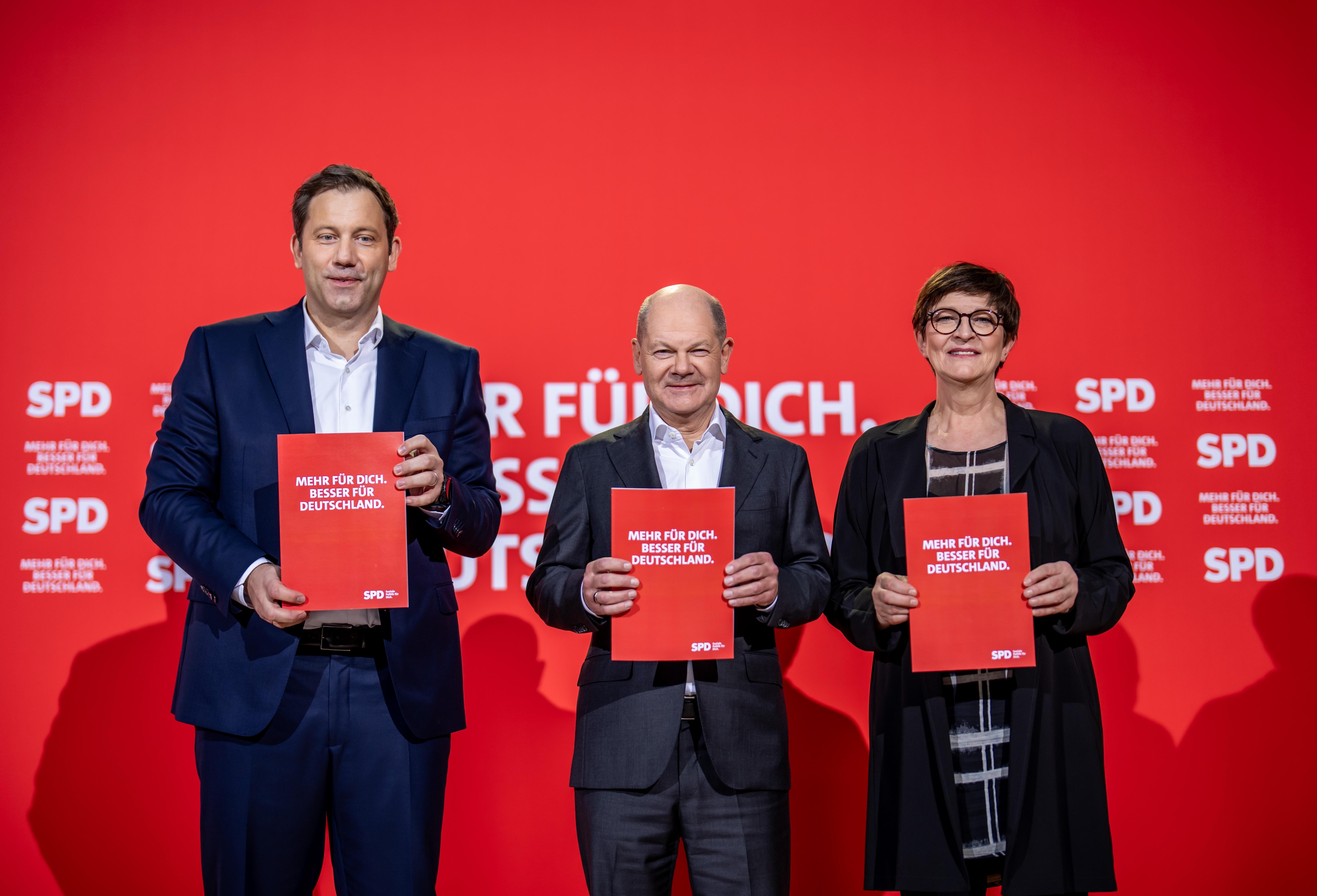 Lars Klingbeil, Olaf Scholz und Saskia Esken bei der Vorstellung des Entwurfs für das SPD- Wahlprogramm für die Bundestagswahl 2025.