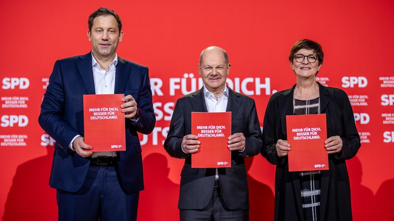 Lars Klingbeil, Olaf Scholz und Saskia Esken bei der Vorstellung des Entwurfs für das SPD- Wahlprogramm für die Bundestagswahl 2025. | Bild: picture alliance/dpa | Michael Kappeler Lars Klingbeil, Olaf Scholz und Saskia Esken bei der Vorstellung des Entwurfs für das SPD- Wahlprogramm für die Bundestagswahl 2025.