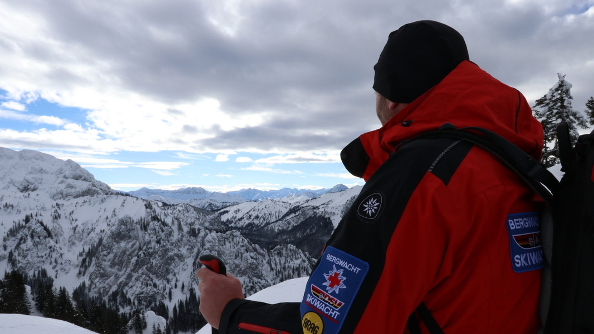 Die winterlichen Verhältnisse sind in der ersten Osterwoche drei Wanderern im Landkreis Garmisch-Partenkirchen zum Verhängnis geworden.