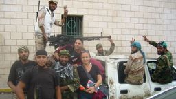 Gabriele Riedle mit Rebellen-Kämpfern in Tripolis. | Bild:privat