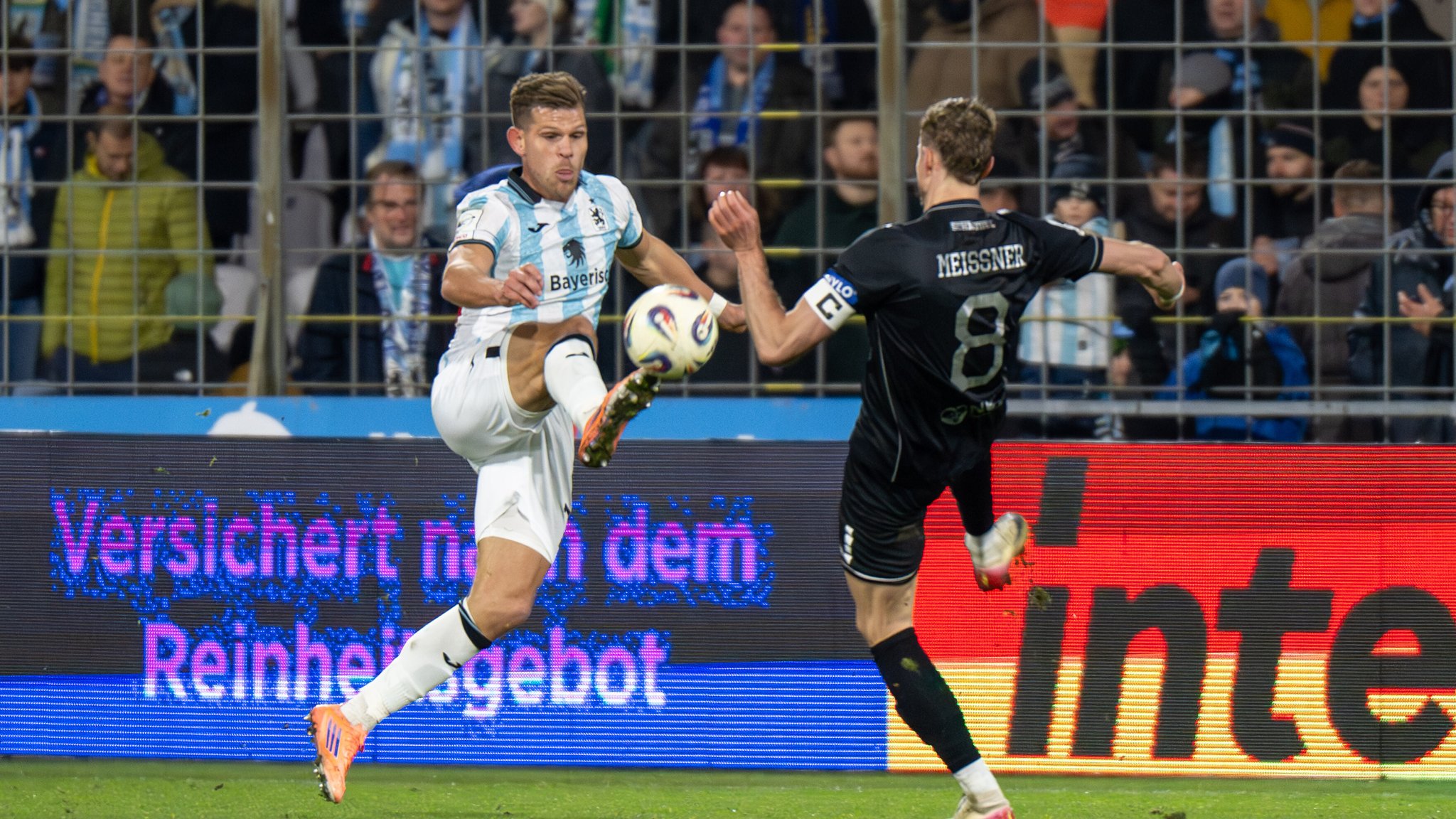 Letztes Jahr noch in der 3. Liga Gegner: TSV 1860 München und der 1. FC Schweinfurt 05 | Bild: picture-alliance/dpa Letztes Jahr noch in der 3. Liga Gegner: TSV 1860 München und der 1. FC Schweinfurt 05