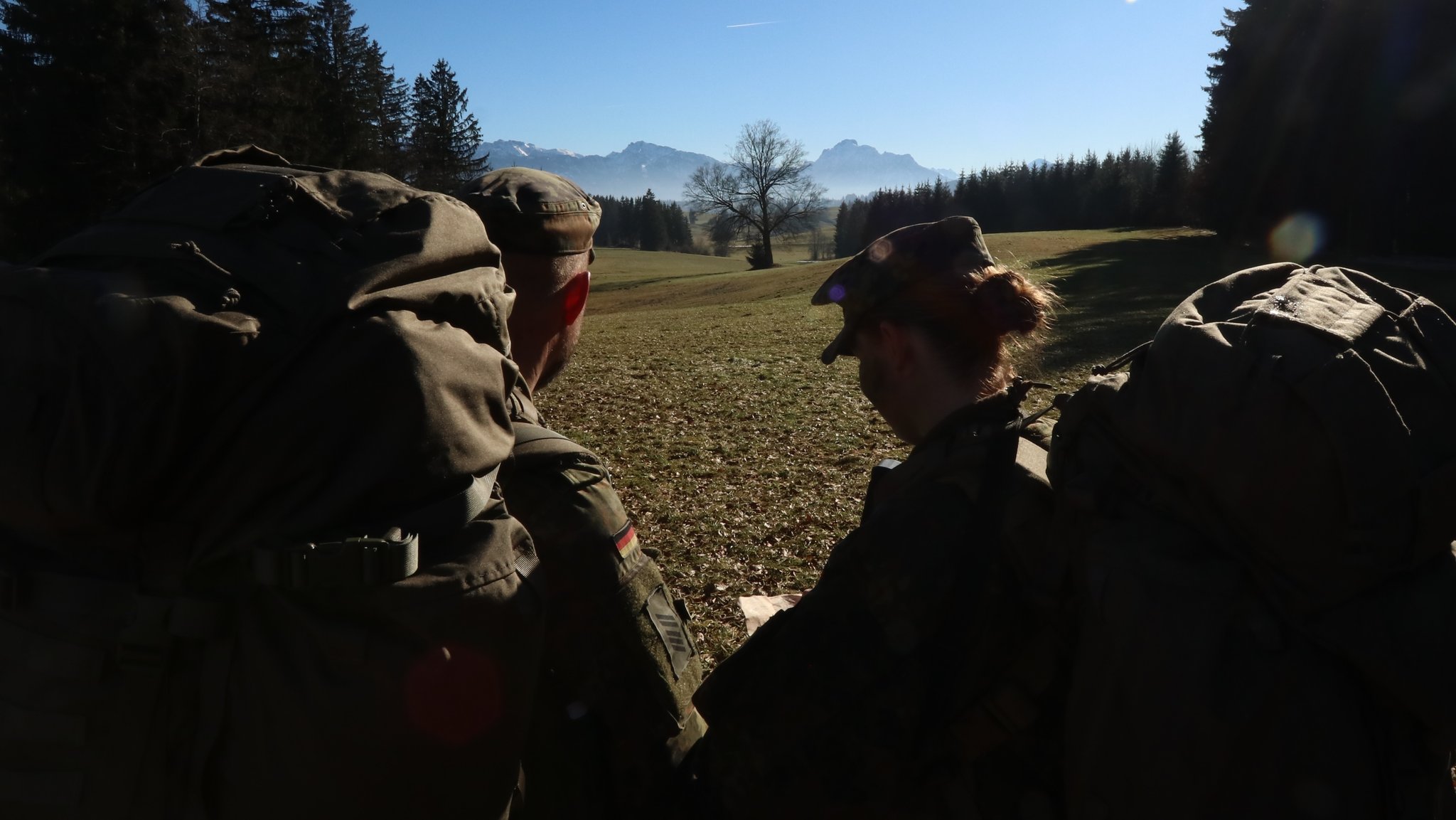 Aufklärer aus Füssen auf einem Orientierungsmarsch. Sie müssen sich nur mit Karte und Kompass durchs Gelände bewegen. Sie sind die Augen und Ohren der 10. Panzerdivision.