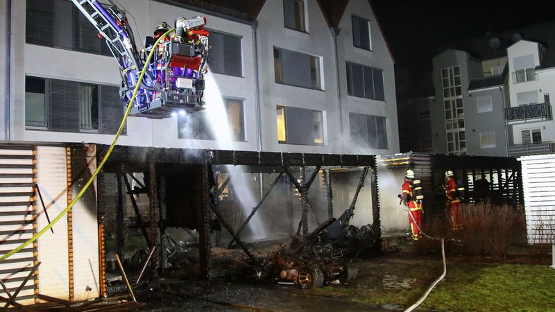 Brand einer Garage und mehrerer Carports in Elsenfeld