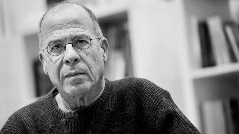 ARCHIV - 12.03.2015, Sachsen, Leipzig: Der israelische Autor Meir Shalev sitzt am Stand Israels auf der Leipziger Buchmesse.  Shalev ist am 11.04.2023 im Alter von 74 Jahren gestorben. Foto: Jan Woitas/dpa +++ dpa-Bildfunk +++